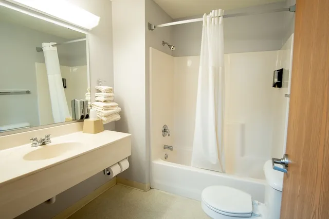 غرفة بسرير كينج لذوي الإعاقة، Asteria Inn and Suites 5/5