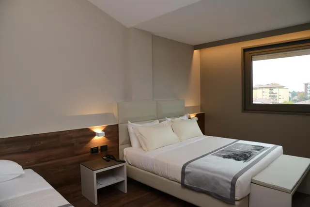 جناح جونيور، Albergo Roma, Bw Signature Collection 6/10
