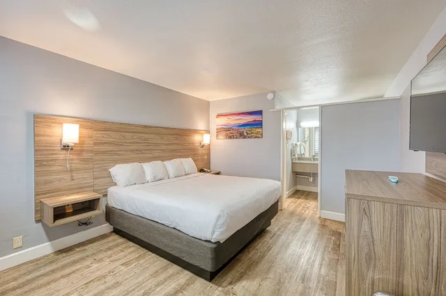 غرفة قياسية بسرير كينج، Vagabond Inn San Luis Obispo 3/5