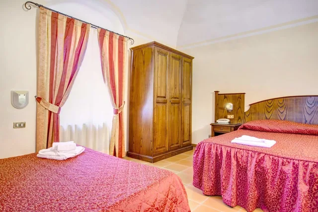 غرفة ثلاثية بسرير كوين مع أريكة، Albergo Villa Rioddi 1/3