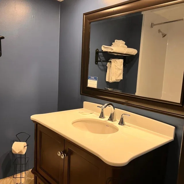 غرفة بسرير كينج وسرير كوين، Park Inn by Radisson Sydney, NS 5/6