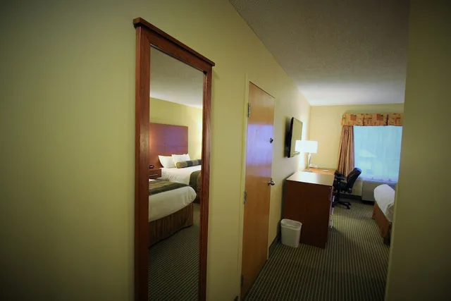 Standard, 2 Double Beds, Quality Inn & Suites Hawkesbury 8/8