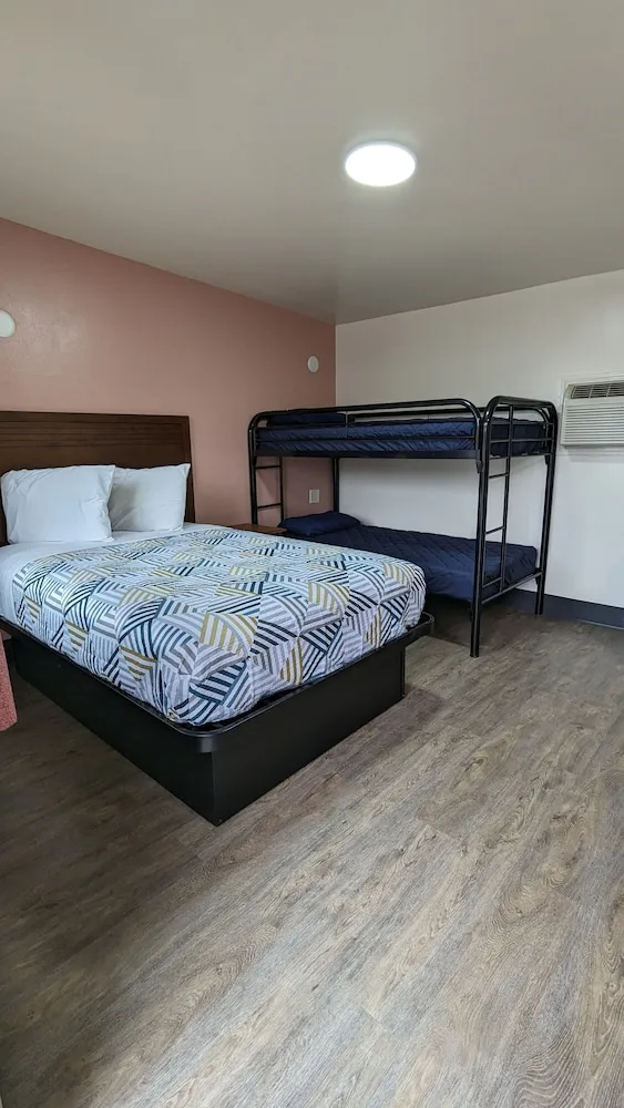 غرفة بسريرين منفصلين وسرير بطابقين، Portland Value Inn 1/4