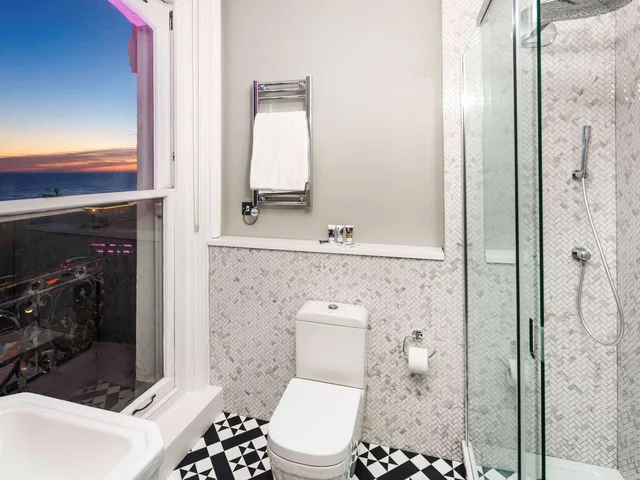 غرفة بريفيليج بسرير مزدوج بإطلالة على البحر، Mercure Brighton Seafront Hotel 5/5