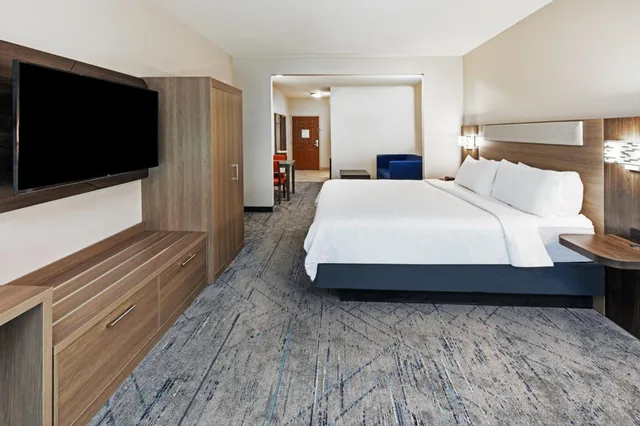 جناح بسرير كينج مع أريكة، Holiday Inn Express & Suites Houston Space Ctr - Clear Lake 2/8