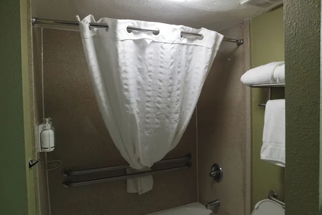 غرفة بسرير كينج، Travelodge by Wyndham North Charleston 4/4