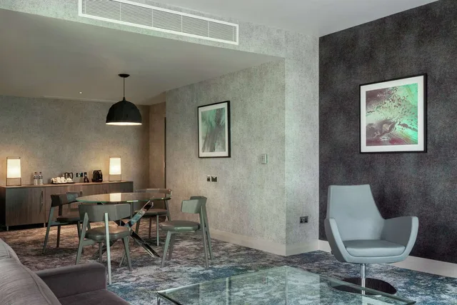 جناح بسرير كينج بشرفة مع دخول الصالة، Hilton Aberdeen TECA 3/3