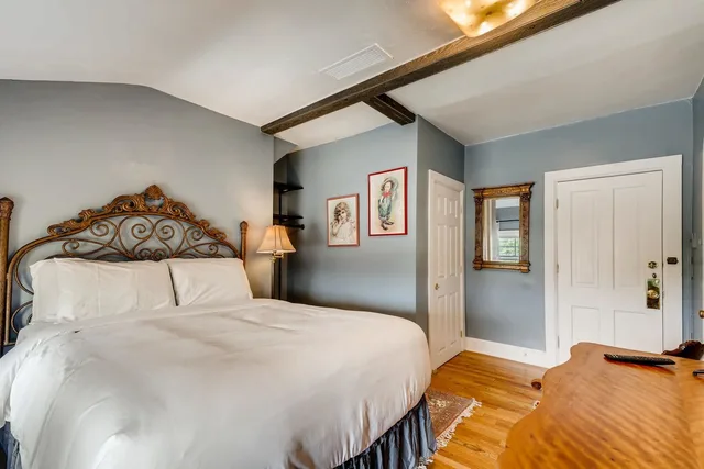 غرفة بسرير كوين، Holiday Chalet Victorian - Bed & Breakfast 2/8
