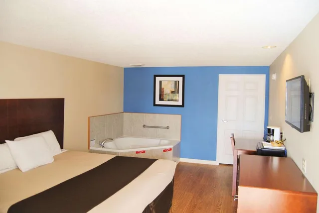 غرفة بسرير كينج بجاكوزي للمدخنين، Americas Best Value Inn St. Clairsville/Wheeling 1/1