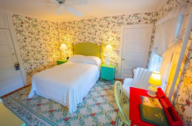 Garden, Queen Bed, The Colony Hotel 4/10