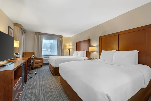 Standard, 2 Queen Beds, Comfort Inn & Suites Carbondale on the Roaring Fork 2/10