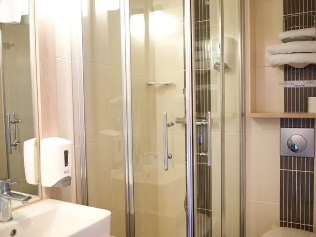 غرفة عائلية بسرير مزدوج وسريرين منفصلين، Hôtel Inn Design Vannes Resto Novo 6/8