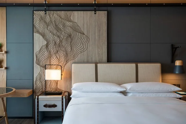 غرفة ديلوكس بسرير كينج بإطلالة على الحديقة بشرفة، Renaissance Xiamen Hotel 5/10