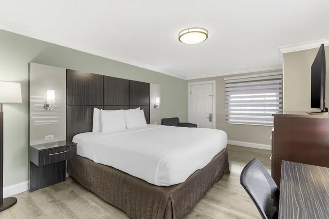 غرفة قياسية بسرير كينج، Best Western Historic Bayfront 2/6