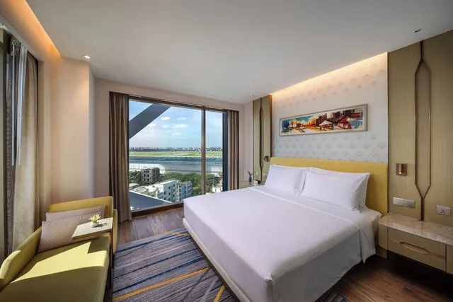 Room, King Bed, Runway View، Hyatt Place Dhaka Uttara 2/6