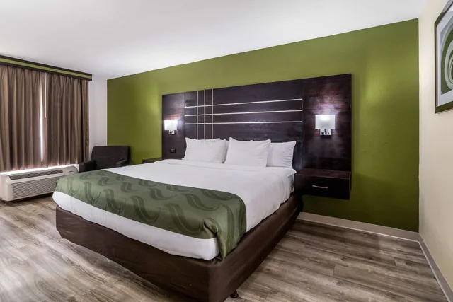 غرفة بسرير كينج للمدخنين، Quality Inn Coliseum 3/7