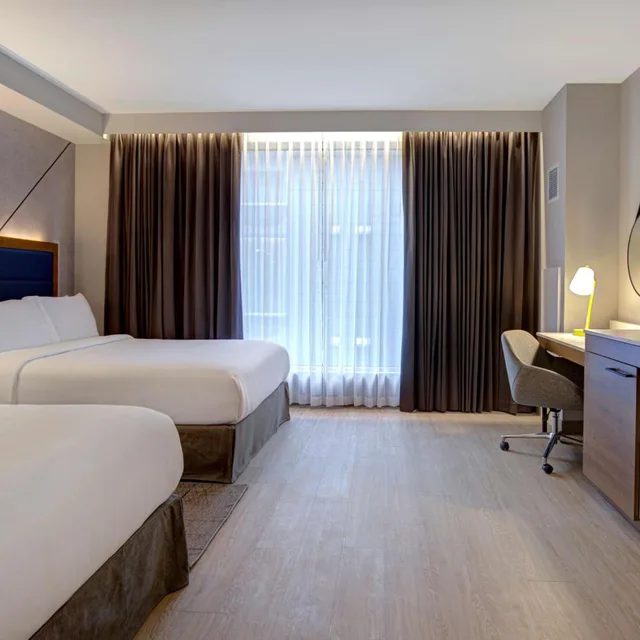 غرفة بسرير كينج وسرير كوين بحوض استحمام لذوي الإعاقة، Hampton Inn by Hilton Montreal Downtown 4/5