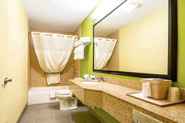 غرفة بسريرين مزدوجين لذوي الإعاقة، Quality Inn & Suites Glenmont - Albany South 3/4
