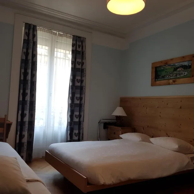 غرفة ثلاثية، Hotel De Geneve 2/10