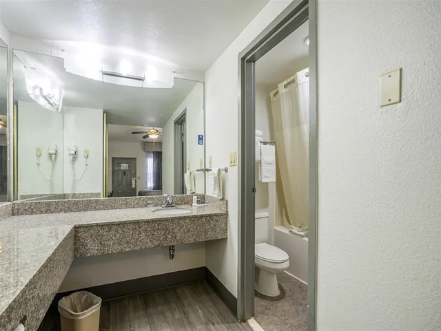 غرفة بسرير كينج، Days Inn & Suites by Wyndham NASA Space Center Houston 8/10