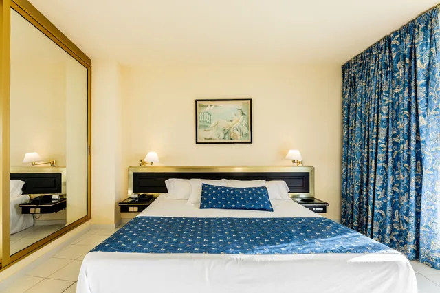 جناح بثلاثة أسرّة، Mediterranean Palace 1/4