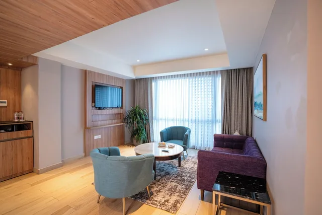 جناح بريميوم بسرير كينج، Vivanta Kochi Aluva 5/6