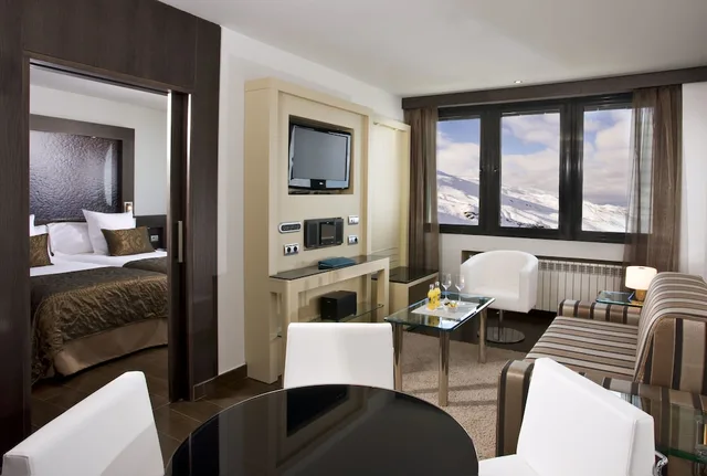2 Bedrooms, the Level, Junior Suite, King and Twin Beds, Jetted Tub, Terrace، Melia Sol y Nieve 8/8