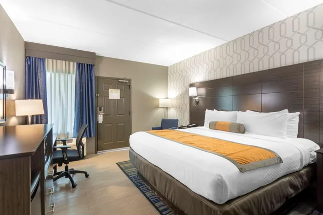 غرفة بسرير كينج يُسمح فيها بالحيوانات الأليفة لذوي الإعاقة، Best Western Plus Bowling Green 1/9