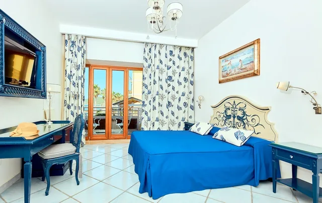 غرفة ديلوكس بسرير كوين وسرير فردي بإطلالة على البحر بغرفة نوم واحدة، Villa Sirio Hotel 4/6