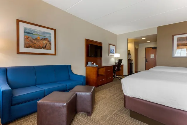 جناح عائلي ديلوكس بسرير كينج وسريرين كوين بإطلالة على البحيرة مع أريكة، Lift Bridge Lodge Ascend Hotel Collection 7/10