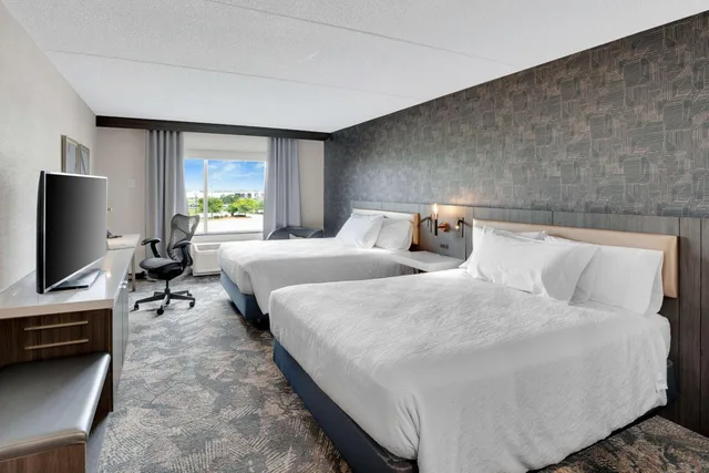 غرفة بريميوم بسرير كينج وسريرين كوين، Hilton Garden Inn Brampton 1/5