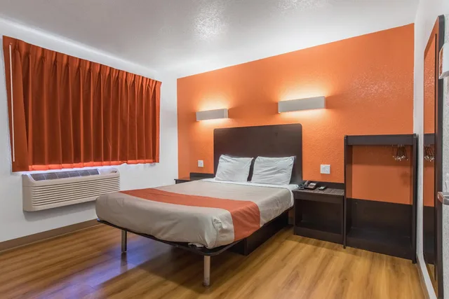 1 Queen Bed - ADA/RI Shower/Non-Smoking، Motel6 Bakersfield, CA - Central 3/8