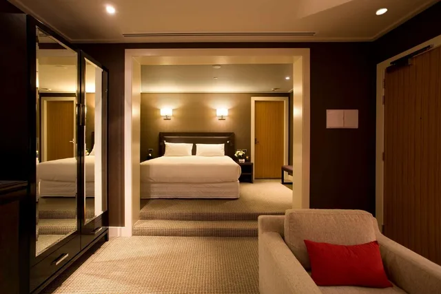 Room, King Bed, Lake Front, Hot Tub، Hilton Queenstown Resort and Spa 2/5