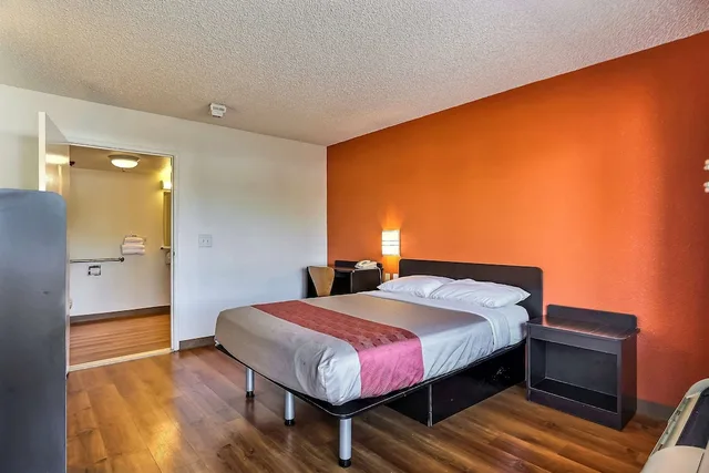 غرفة قياسية بسرير كوين لذوي الإعاقة، Motel6 Oakland, CA - Embarcadero 4/8