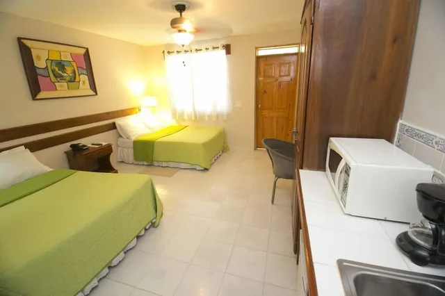 غرفة ثلاثية بسرير مزدوج وسرير فردي، Palm Inn hotel 2/2