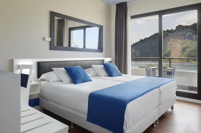 غرفة قياسية بسرير مزدوج بشرفة بإطلالة جزئية على البحر، Hotel Villa Antilla 2/4