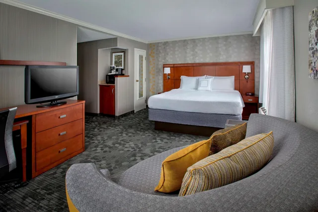جناح سوبيريور بسرير كينج بغرفة نوم واحدة مع أريكة، Sonesta Select Tinton Falls Eatontown 1/2