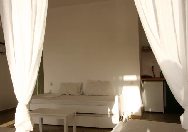 Apartment, 1 Double and 4 Single Beds, Armadoros Hotel / Ios Backpackers 1/2