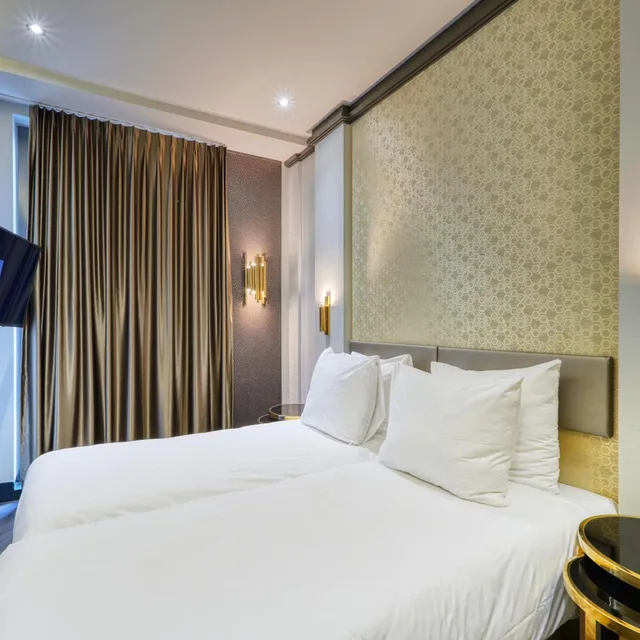 غرفة بسرير مزدوج بإطلالة على البحيرة، G Hotel 1/5