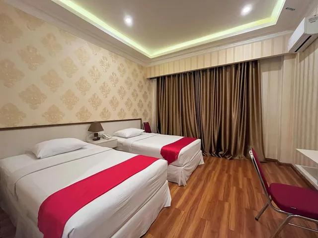 غرفة قياسية بسريرين منفصلين، Grand Tamaro Hotel Parapat 4/6