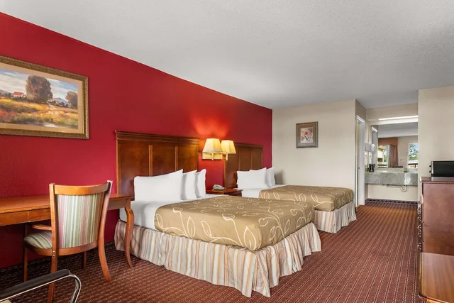 غرفة بسريرين كوين، Americas Best Value Inn Montezuma 1/3