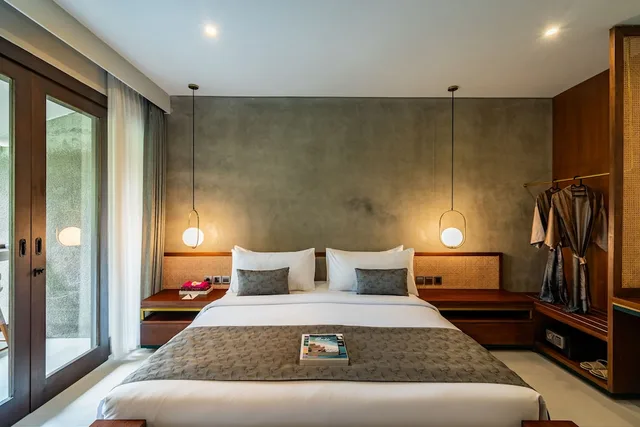 غرفة ديلوكس بسرير كينج بإطلالة على المسبح بشرفة، JAPA Suites and Villas 1/3