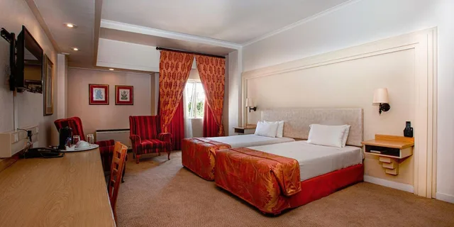 غرفة فاخرة بسريرين منفصلين وسرير مزدوج وسريرين منفصلين، Apollo Hotel 1/2