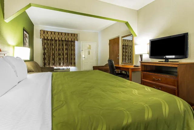 غرفة بسرير كينج للمدخنين، Quality Inn & Suites Orangeburg 1/1