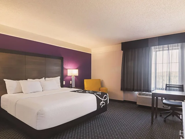 غرفة بسرير كينج لذوي الإعاقة، La Quinta Inn Suites Oklahoma City Nw Expwy 2/4