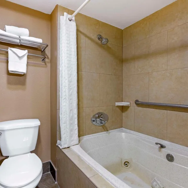 Suite, Queen Bed, Royal Sun Inn & Suites 6/7