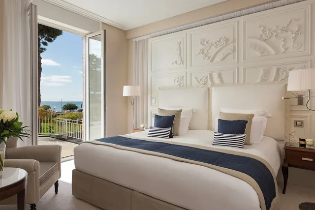 جناح بريستيج بسرير مزدوج بإطلالة على البحر بشرفة، Hotel Barriere Le Royal La Baule 1/3