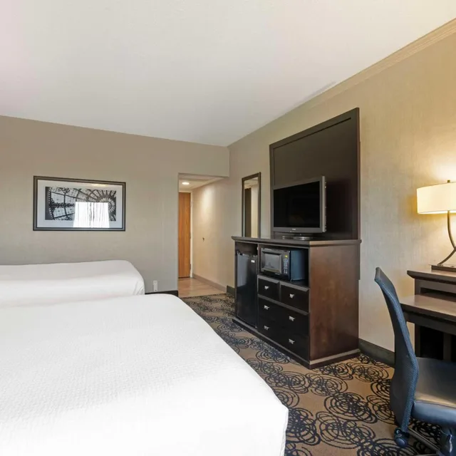 غرفة بسريرين كوين بحوض استحمام لذوي الإعاقة، Best Western Plus Midwest Inn 6/7