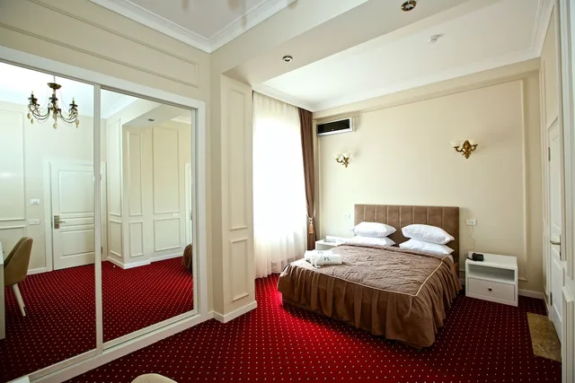 غرفة قياسية بسرير كينج، Miraj Hotel 1/3