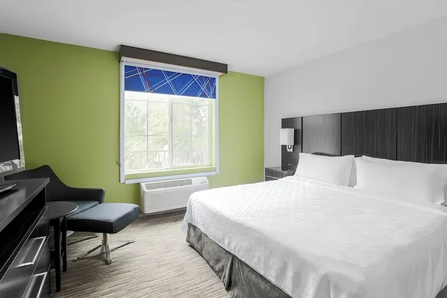 غرفة قياسية بسرير كينج لذوي الإعاقة، Holiday Inn Express Lancaster 3/6
